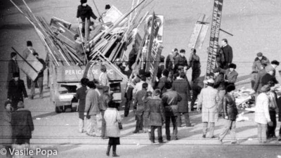 21 decembrie 1989. Gunoierii strang pancartele aruncate dupa mitingul lui Ceausescu. Foto: Vasile Popa